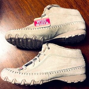 NWT Sketchers biker linage casual lace up Chukka boot size 9 1/2  Wide Width